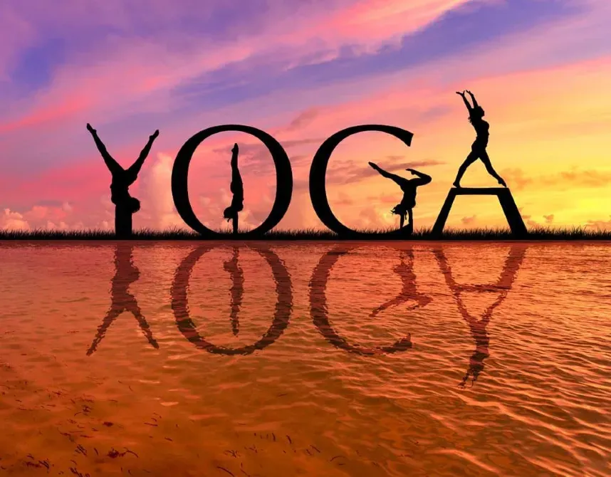 Күн бату фонында йога - су бетіндегі шағылысымен