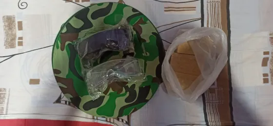 Камouflage шляпа с защитными очками и строительными блоками