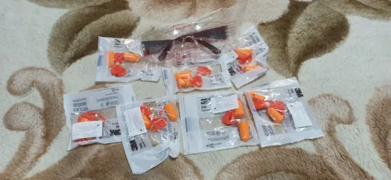 Камouflage шляпа с защитными очками и строительными блоками