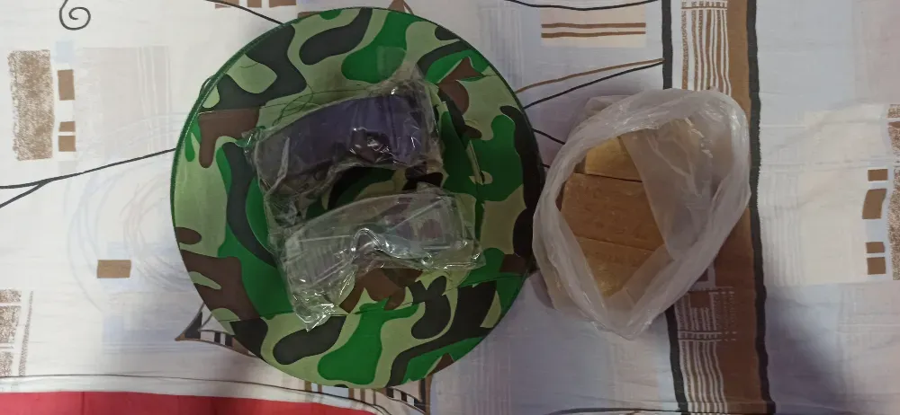 Камуфляжды шляпа қорғаушы көзілдіріктермен және құрылыс блоктарымен
