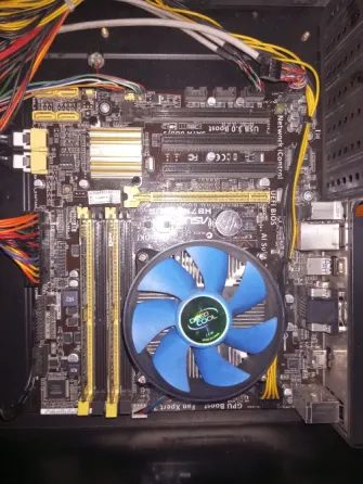 Huntkey компьютерінің корпусы алдыңғы панель және қосылу интерфейстерімен