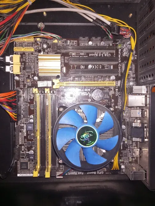 Внутреннее содержание компьютера с материнской платой и процессорным кулером