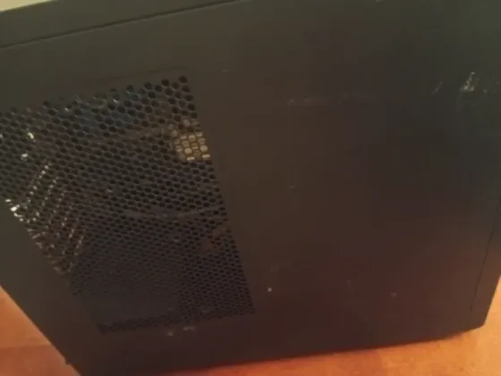 Корпус настольного компьютера с передней панелью, включающей порты и логотипы