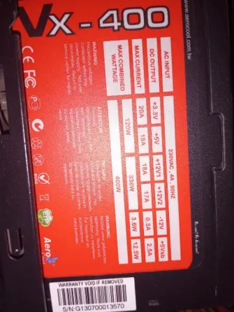 Корпус настольного компьютера с передней панелью, включающей порты и логотипы