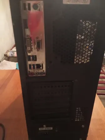 Корпус настольного компьютера с передней панелью, включающей порты и логотипы