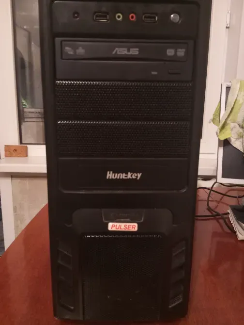 Корпус настольного компьютера с передней панелью, включающей порты и логотипы