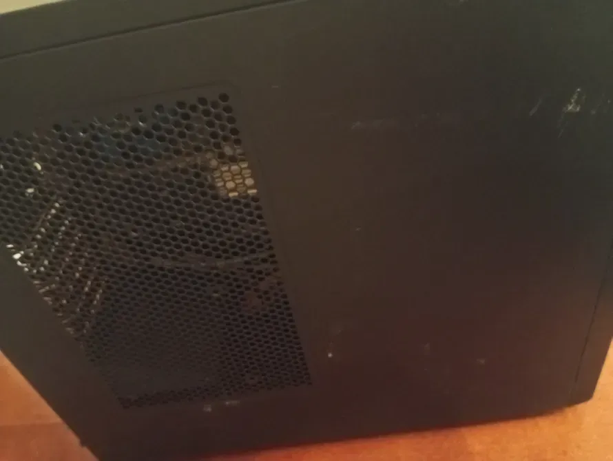 Боковая панель корпуса с вентиляционными отверстиями