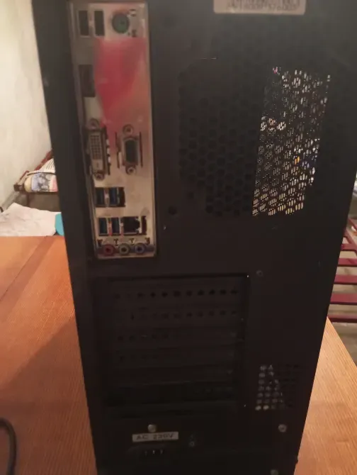 Задняя панель настольного компьютера с выходами и вентиляционными отверстиями