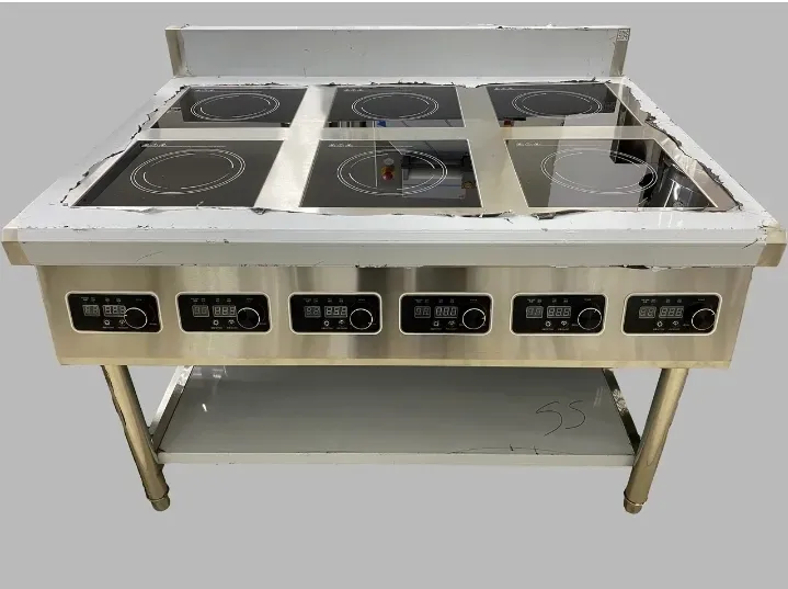 Профессиональная индукционная плита с шестью конфорками и цифровым дисплеем. Столешница из нержавеющей стали с высококачественными индукционными элементами. Оптимальна для ресторанов и коммерческих кухонь