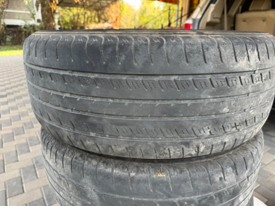 Старые автомобильные шины, сложенные друг на друга