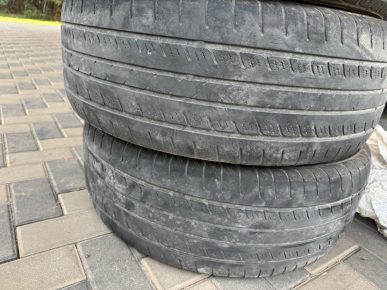 Старые автомобильные шины, сложенные друг на друга