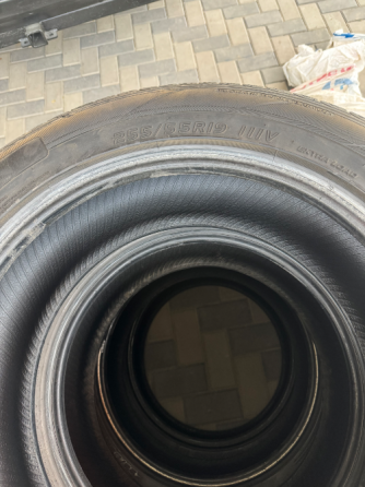 Старые автомобильные шины, сложенные друг на друга