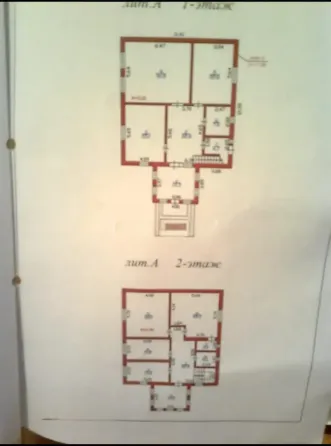 Құрылыс үстіндегі кірпішпен әрленген үй және қызыл шатыр