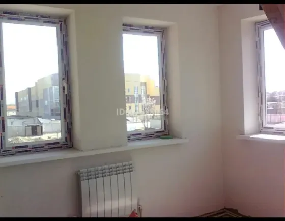 Құрылыс үстіндегі кірпішпен әрленген үй және қызыл шатыр