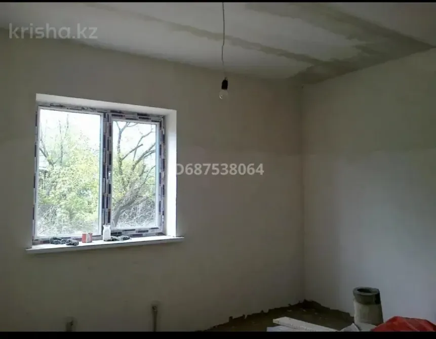 Терезесі бар бөлме интерьері және аяқталмаған әрлеу