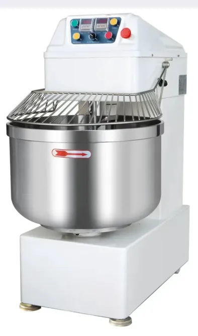 Машина для замешивания теста с металлической чашей и защитной сеткой сверху