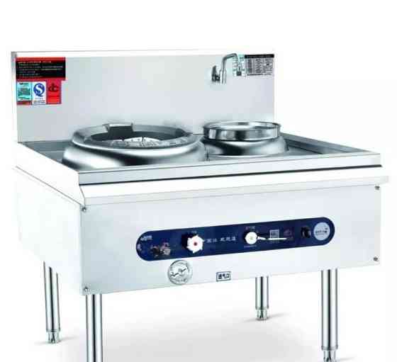 Профессионалдық ас үй плита, екі конфоркамен және су беру механизмімен, тот баспайтын болаттан жасалған.