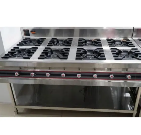 Профессиональная плита с 10 конфорками и металлическим корпусом, предназначенная для коммерческого использования в кухнях ресторанов и кафе