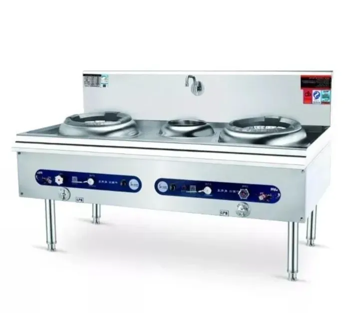 Профессиональная кухонная плита с тремя конфорками и системой управления. Модель с нержавеющей сталью, предназначенная для использования в ресторанах и кафе