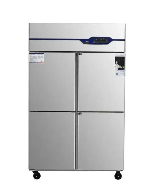 Төрт есікті тоңазытқыш, болат корпус, сандық басқару панелі, жеңіл қозғалуға арналған дөңгелектер.