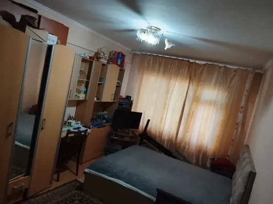 Розоватые қабырғалар мен ағаш едені бар коридор, күн сәулесімен жарықтандырылған