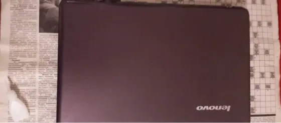 Ноутбук Lenovo ашық экраны мен пернетақтасы бар үстелде