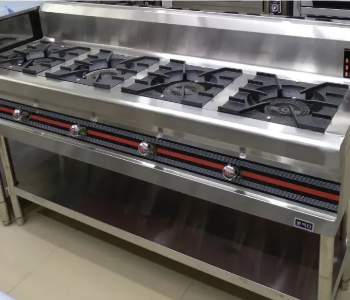 Профессиональная газовая плита с несколькими горелками, выполненная из нержавеющей стали, предназначенная для использования на кухнях ресторанов и кафе