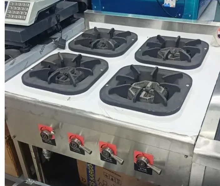 Кухонная газовая плита с четырьмя конфорками и ручками управления