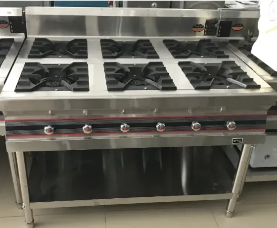 Плита с 8 газовыми конфорками и металлическим корпусом, предназначенная для профессиональной кухни