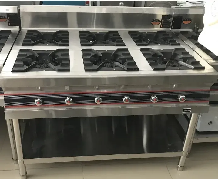 Плита с 8 газовыми конфорками и металлическим корпусом, предназначенная для профессиональной кухни