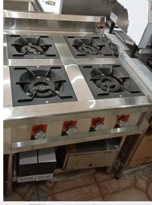 Коммерческая кухонная плита с четырьмя горелками, выполненная из нержавеющей стали