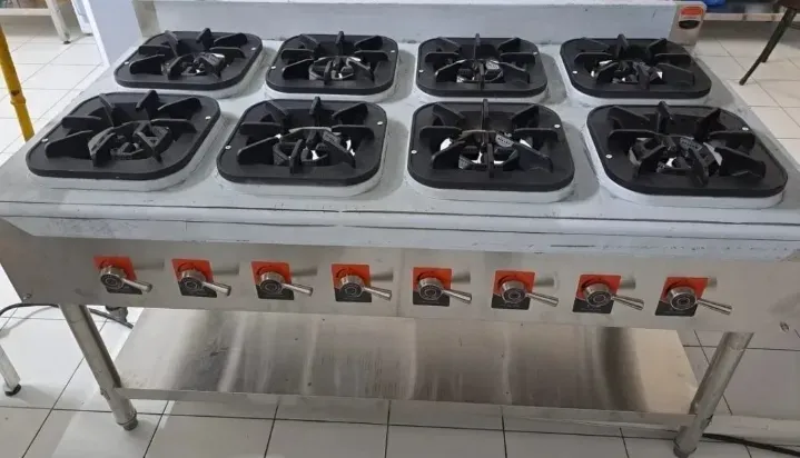 Профессиональная газовая плита с восемью конфорками и регуляторами температуры для кухни