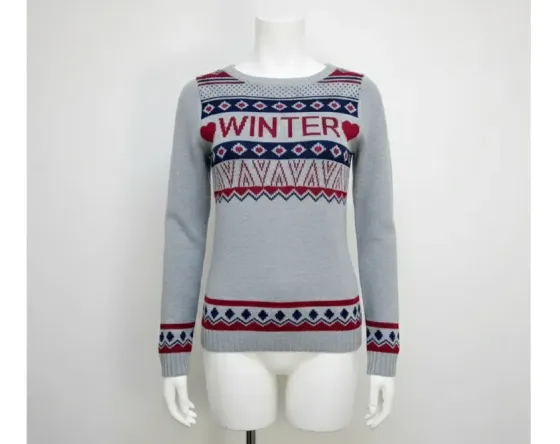 Серый свитер с узором и надписью 
