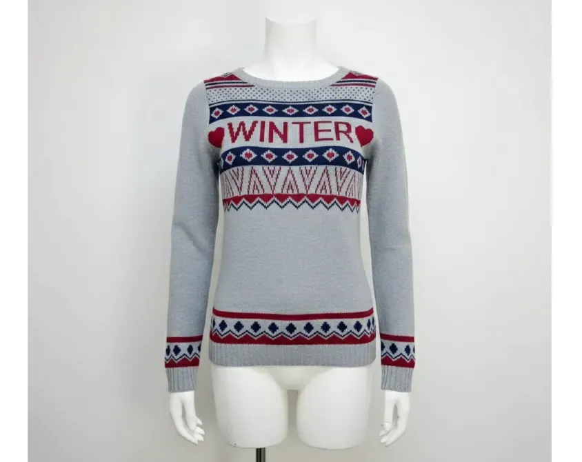 Серый свитер с узором и надписью 