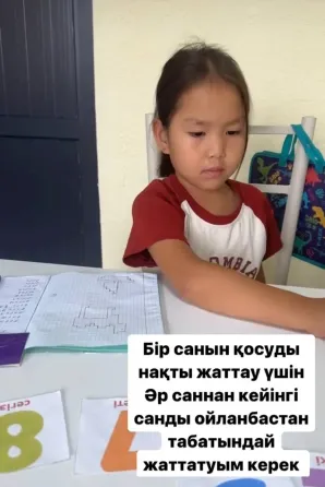 Дети занимаются обучением в классе, каждый из них выполняет различные задания с учебниками и тетрадями