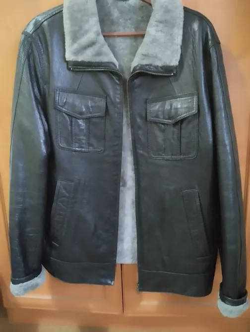 Кожаная куртка с меховым воротником и карманами на груди