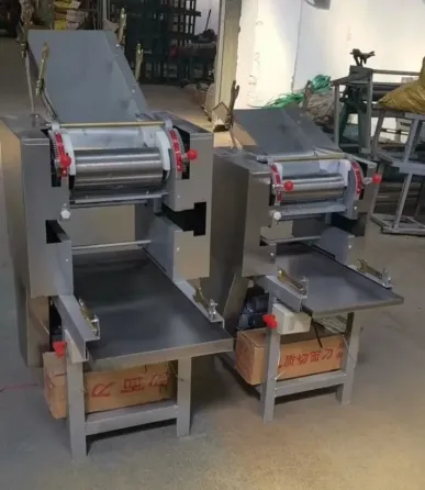 Две машины для переработки, расположенные на промышленном фоне