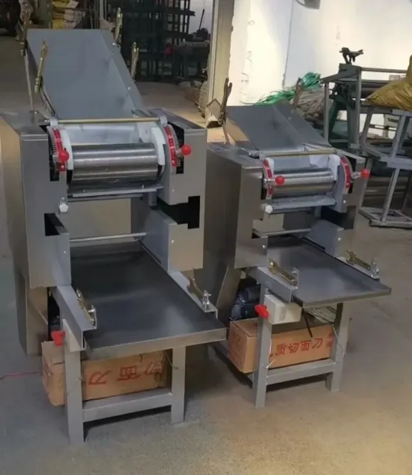 Две машины для переработки, расположенные на промышленном фоне