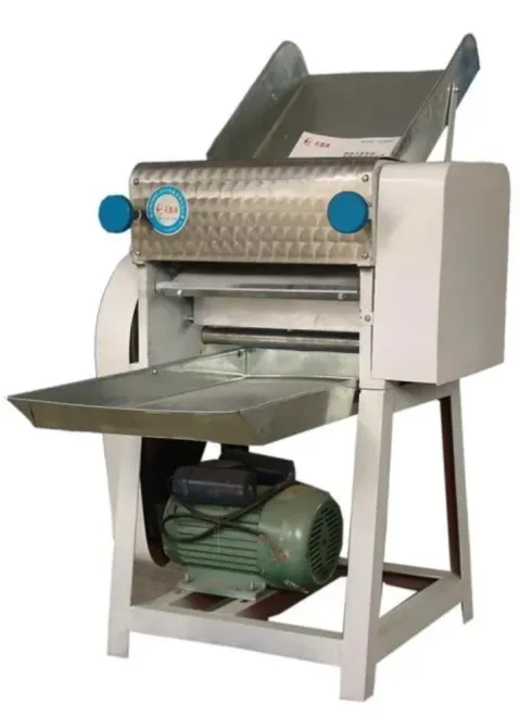 Машина для нарезки овощей с металлическим корпусом и мотором в нижней части