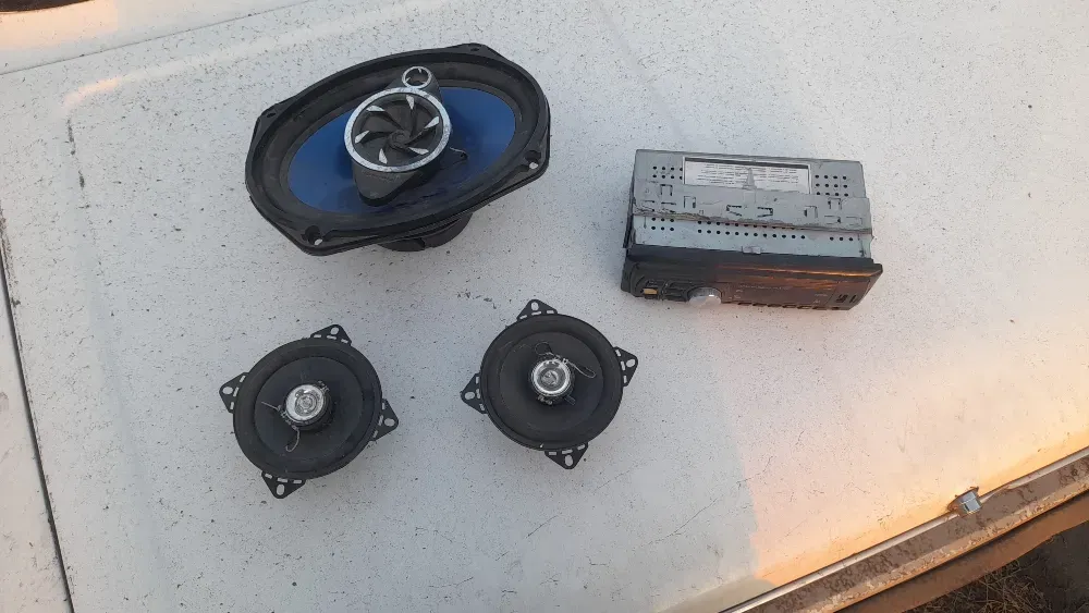 Автокөлікке арналған аудиокомпоненттер жинағы, үш динамикті және радиоқабылдағышты қамтиды