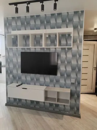 Сұр фондағы прихожая мен аяқ киімге арналған скамья