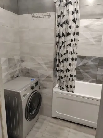 Сұр фондағы прихожая мен аяқ киімге арналған скамья