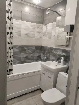 Сұр фондағы прихожая мен аяқ киімге арналған скамья