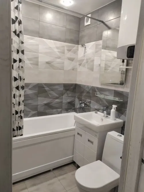 Ванная комната с плиткой и сантехникой