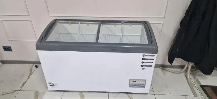 Холодильный ларь с серой отделкой и двумя стеклянными дверцами, установленный в помещении