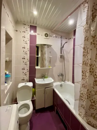 Заманайы кухня фиолет түсті шкафтармен және пешпен