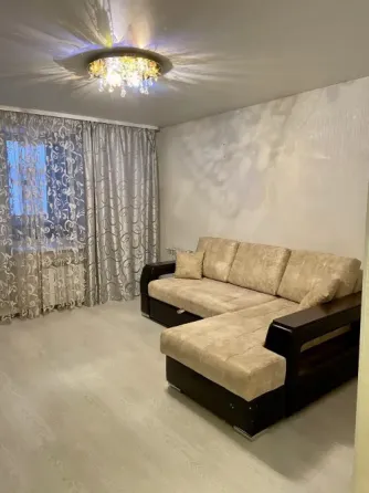 Заманайы кухня фиолет түсті шкафтармен және пешпен