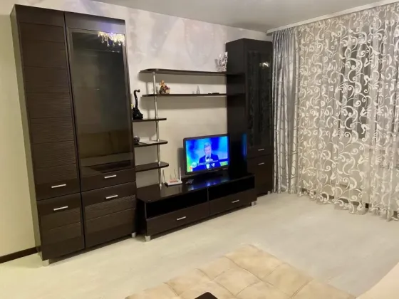 Заманайы кухня фиолет түсті шкафтармен және пешпен