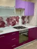 Заманайы кухня фиолет түсті шкафтармен және пешпен