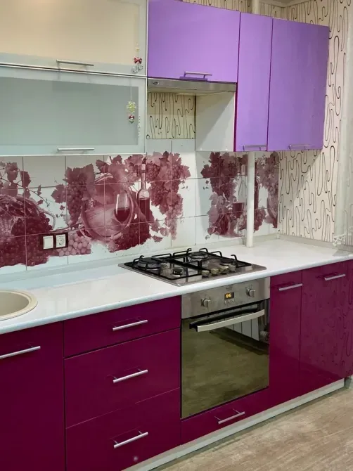 Современная кухня с фиолетовыми шкафчиками и плитой